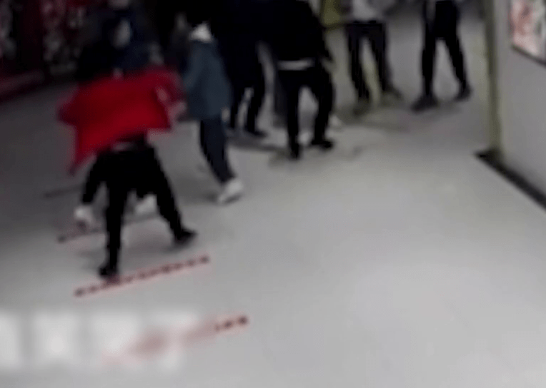 紅衫男衝向學生拳打腳踢。