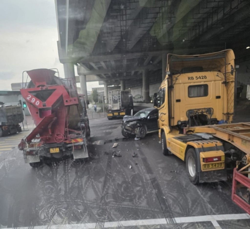 私家車撞向貨車車身，碎片散落一地。網上圖片