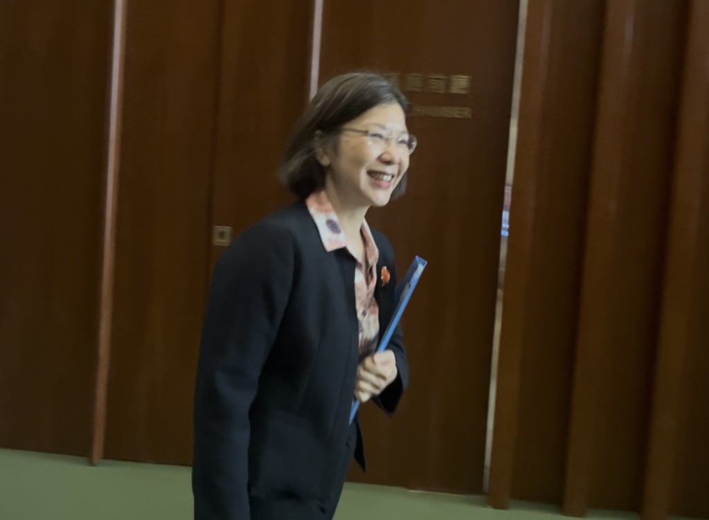 新任政制及內地事務局局長謝小華上任兩日後，今日首次出席立法會大會。李健威攝