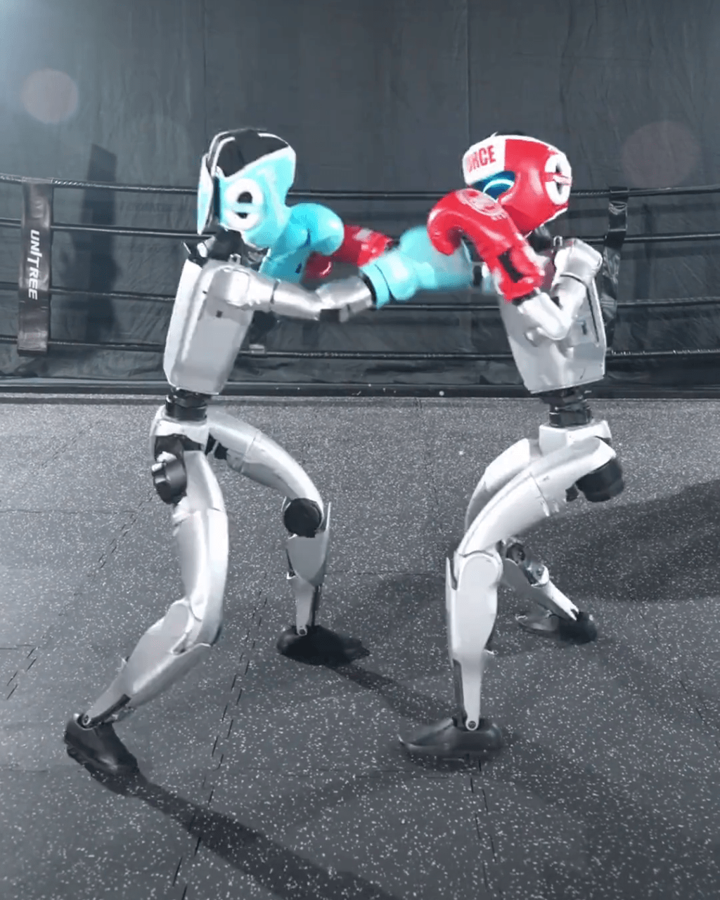 直拳、勾拳、前踢、膝踢……身懷多重招數的機甲選手集結備戰。 央視 直拳、勾拳、前踢、膝踢……身懷多重招數的機甲選手集結備戰。 央視