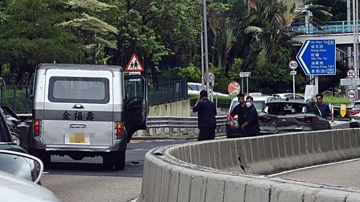 靈車與私家車發生相撞。fb：車cam L（香港群組） 