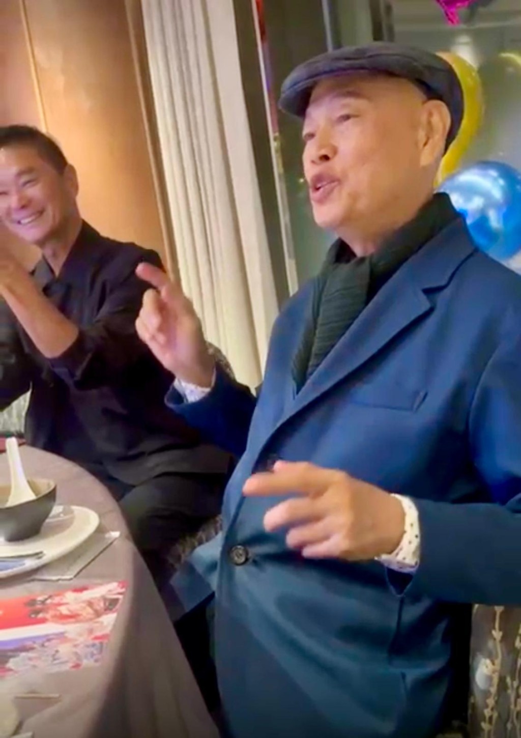 家英哥又主動提議大合唱生日歌俾阿姐聽。 家英哥又主動提議大合唱生日歌俾阿姐聽。