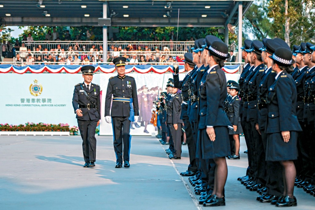 即將退休的懲教署副署長（更生及管理）梁建業博士（左二）檢閱結業學員。