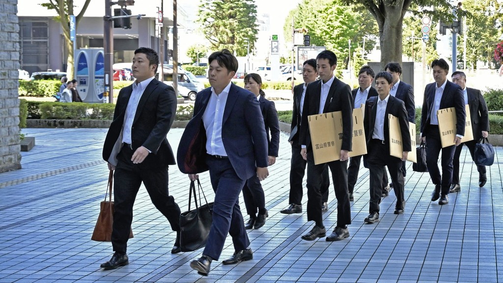 富山市人口普查造假，縣警到市役「企劃調整課」搜證。 法新社