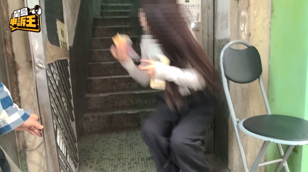 企街遠遠看見警察,便立即「走鬼」衝上樓暫避,暫停拉客行為。 企街遠遠看見警察,便立即「走鬼」衝上樓暫避,暫停拉客行為。