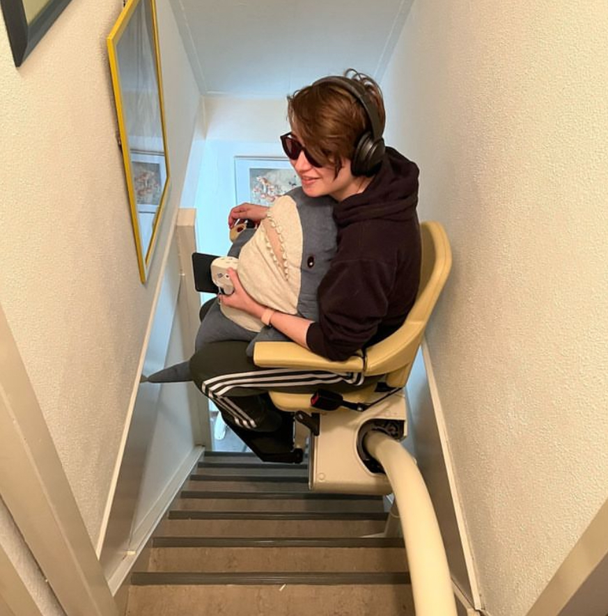 劳伦家中装了电动椅助她上落楼梯。  Instagram