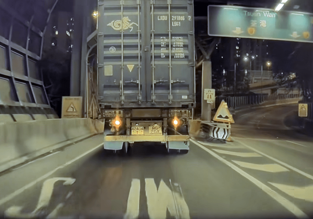 货柜车沿皇珠路往屯门公路方向行驶。fb：马路的事讨论区