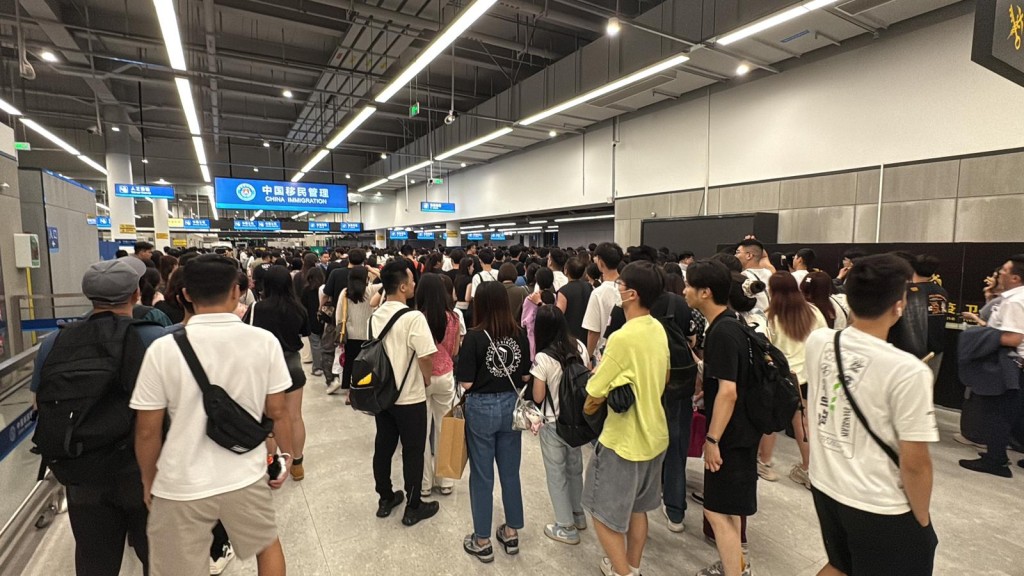 演唱會散場後皇崗口岸人頭湧湧，最少有300人在關口等候。黃子龍攝