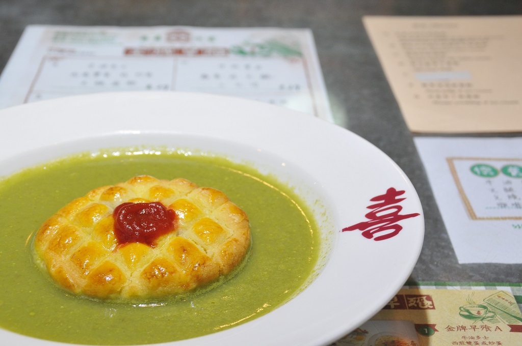 招牌作雞批浮台，引入澳洲很流行以湯浸著批點的吃法。