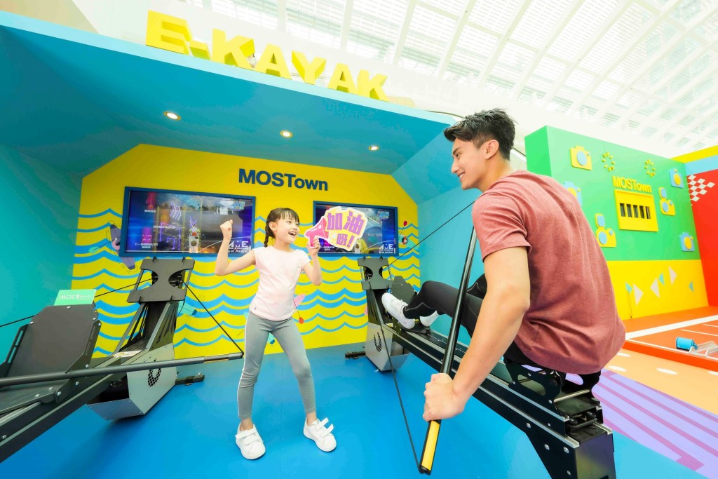 运动电竞独木舟是首部于香港登场的的独木舟游戏,参加者尤如坐上真实独木舟出赛。(马鞍山MOSTown新港城中心) 运动电竞独木舟是首部于香港登场的的独木舟游戏,参加者尤如坐上真实独木舟出赛。(马鞍山MOSTown新港城中心)