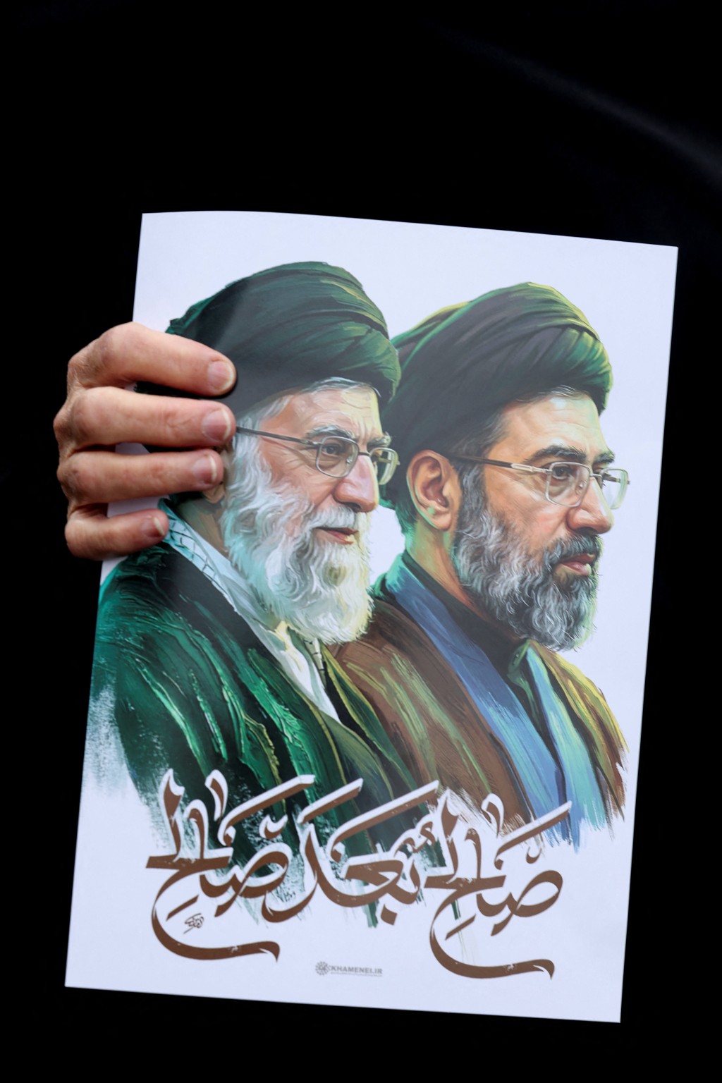 盛傳穆傑塔巴在導致哈梅內伊（左）身亡的2月28日美以空襲中受傷。路透社