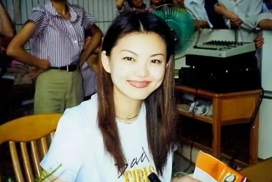 早於1997年，剛畢業的李湘就登上《快樂大本營》，因其台風穩定幽默，成為節目核心人物。