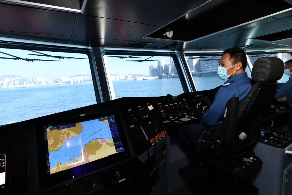 鴐驶室的萤幕可随时转换看雷达或船头镜头。黄颂伟摄
