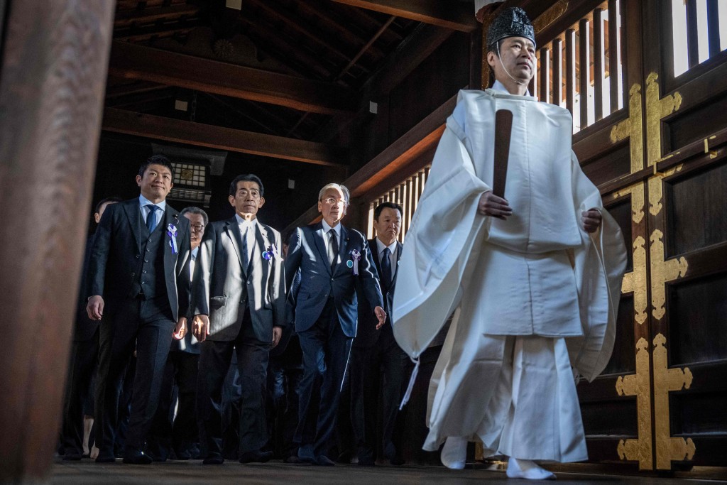 跨黨派議員在周五參拜靖國神社。法新社