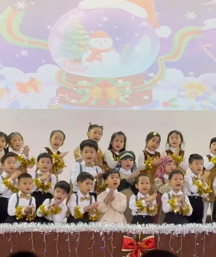 K1时的翟舔彦与同学们一齐合唱〈Jingle bells〉。