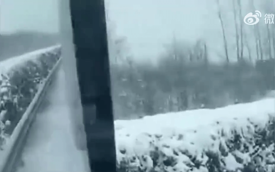 车窗外可以看到厚厚的积雪。