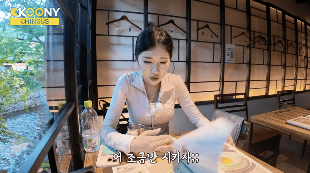 一名韩国YouTuber近日到京都一间寿司店用餐时，发现店方提供的英文餐牌售价远高于日文餐牌 Youtube@CKOONY (下同) 
