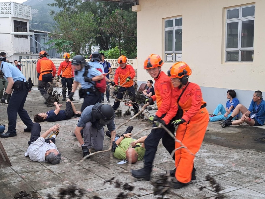 演習模擬石澳塌樹造成傷亡，相關部門進行救援行動。政府新聞處圖片