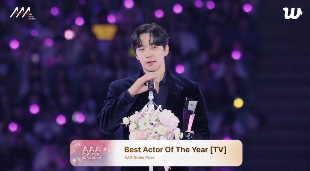 李俊昊主持攞獎兩不誤，他亦獲封年度男演員。（微博圖片）