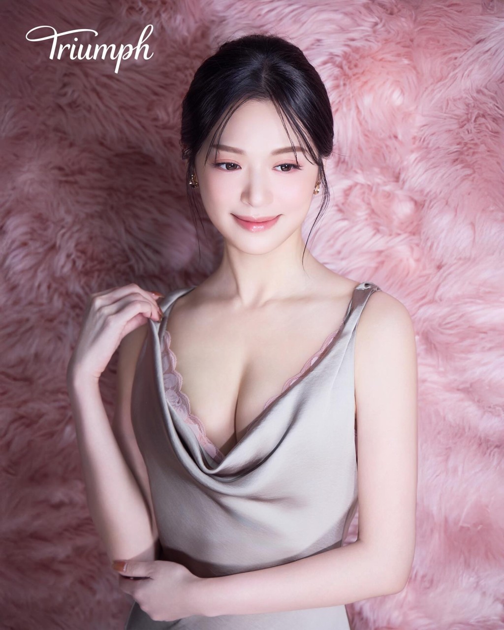 馮盈盈再有噴血級內衣靚相流出。