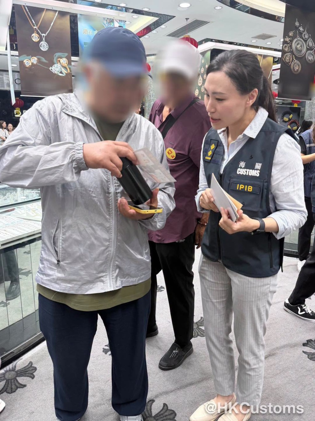 海關呼籲,如果消費者懷疑遇到不良營商行為,應堅決拒絕交易並舉報。FB:香港海關 海關呼籲,如果消費者懷疑遇到不良營商行為,應堅決拒絕交易並舉報。FB:香港海關