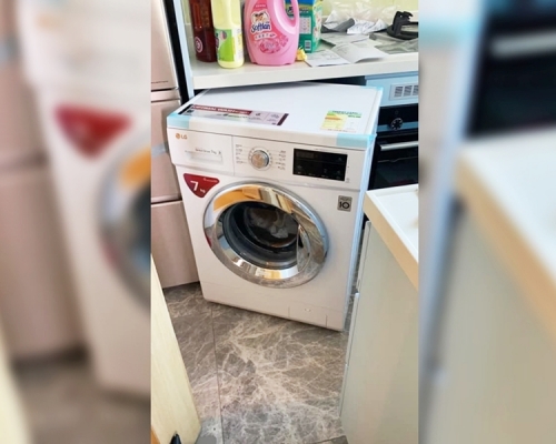 有主婦日前測試新買的洗衣機,但機器竟從枱底「走咗出嚟」。「家居裝修設計分享Group」FB圖片