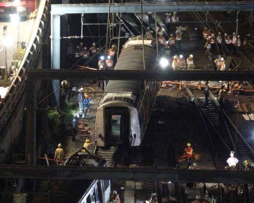 车卡已推正，移回路轨上。