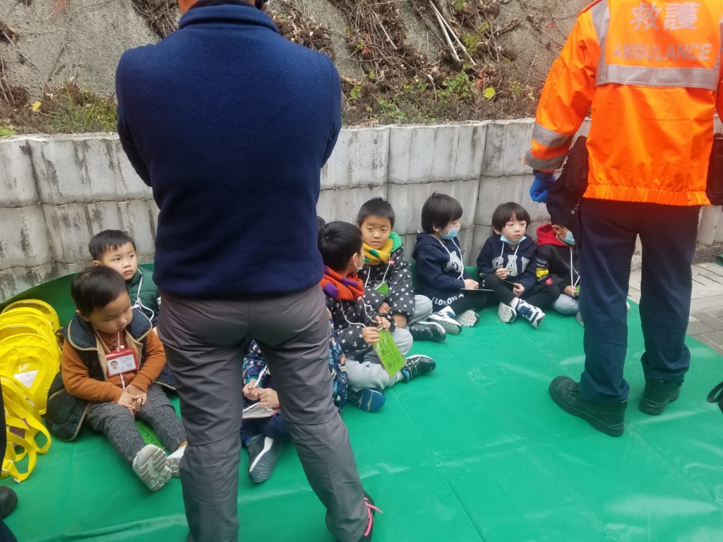受傷的學童坐於現場路旁接受檢查和治理。林思明攝