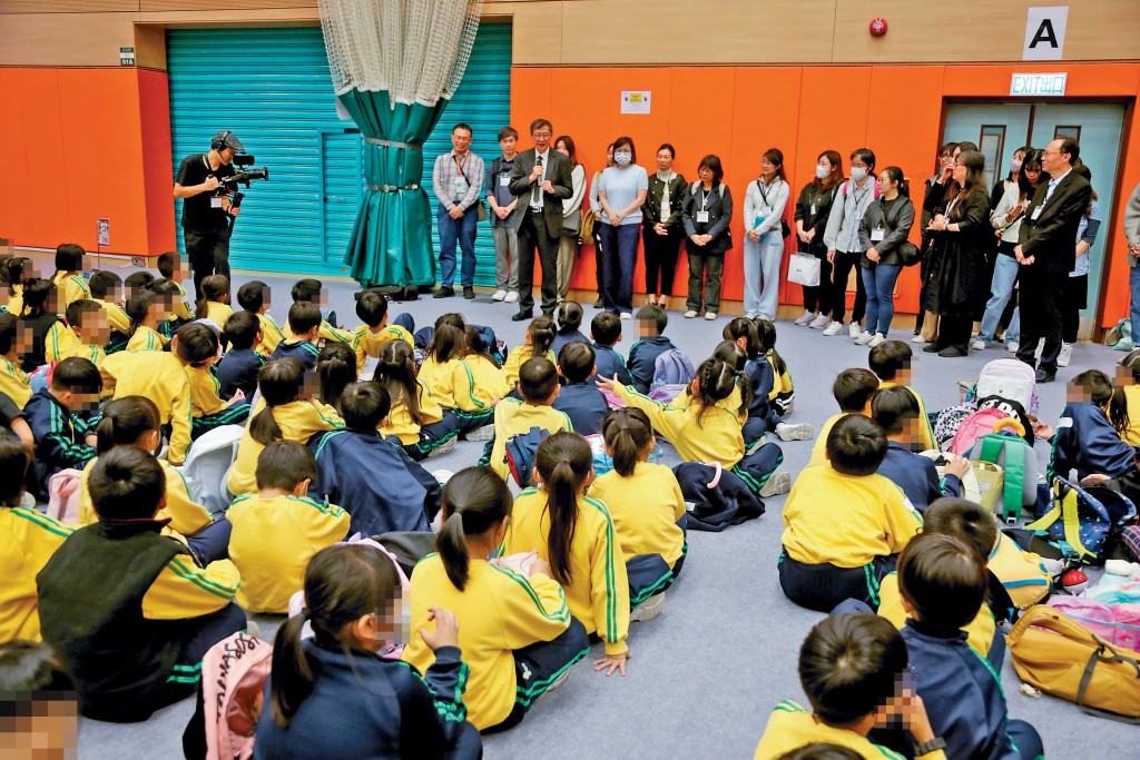 教大校長李子建（圖中持咪者）早前於臨時支援中心，鼓勵借用場地復課的小學生們繼續學習。