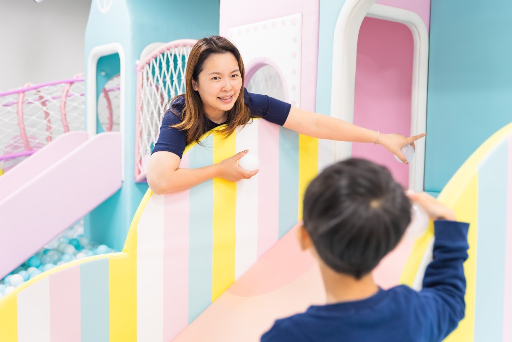 對於兩個兒子,七嫂主張「愛的教育」。(圖片來源:《親子王》) 對於兩個兒子,七嫂主張「愛的教育」。(圖片來源:《親子王》)