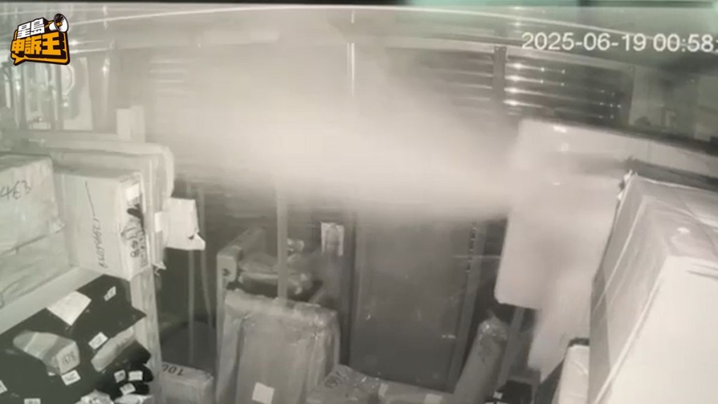 元朗自提點曾經發生百鮮果因長時間擠壓,發生爆炸事件。 元朗自提點曾經發生百鮮果因長時間擠壓,發生爆炸事件。