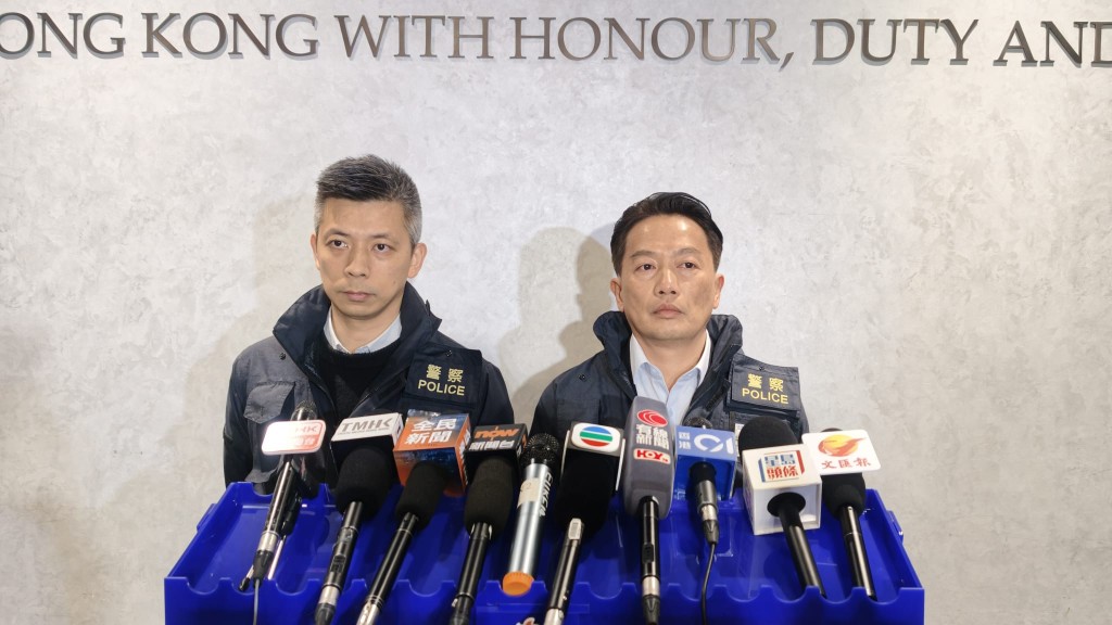 東九龍總區刑事部署理高級警司黃奕隆及東九龍總區重案組第二隊總督察蘇志兵向傳媒交代案情。黎志偉攝
