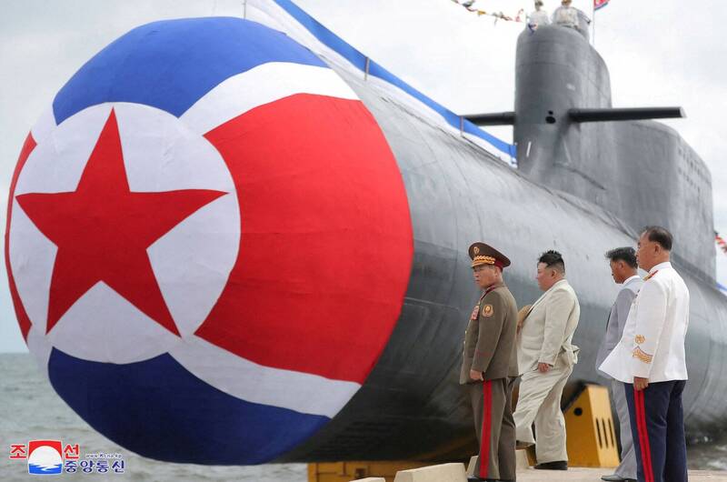金正恩年前出席新型戰術核攻擊潛艇下水典禮。路透社