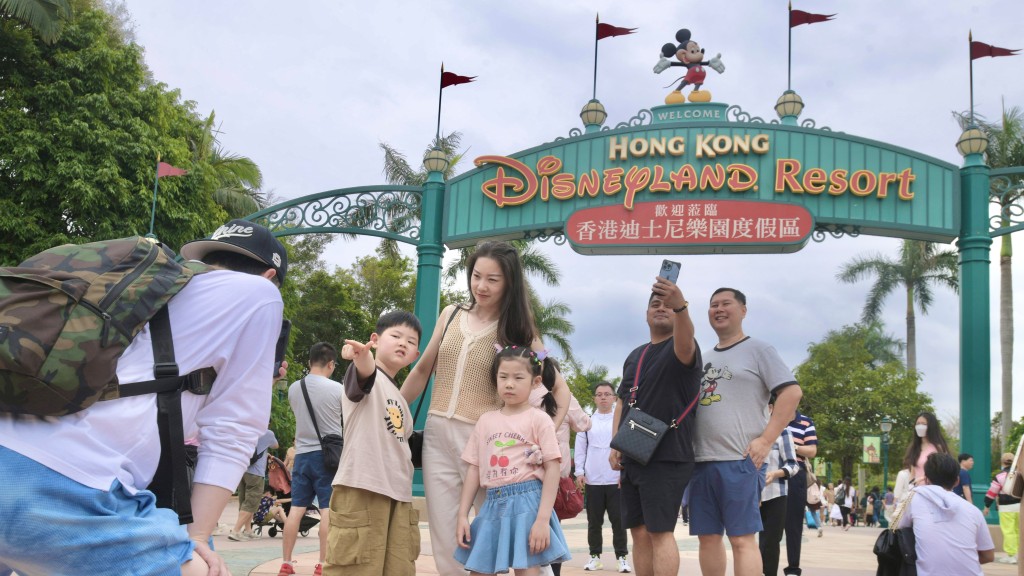 大批遊客到迪士尼樂園遊玩。陳浩元攝