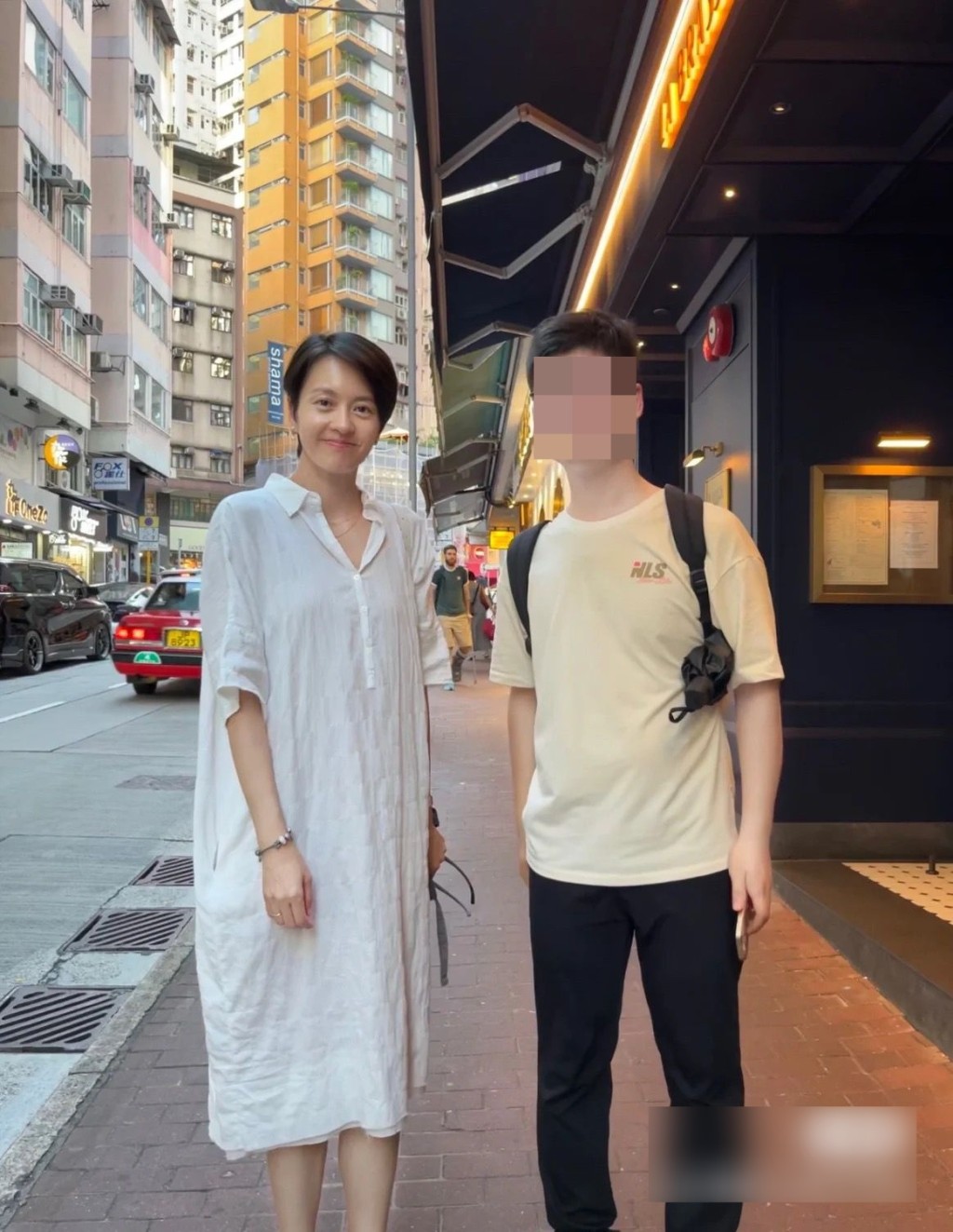 近日网民在街头巧遇梁咏琪，虽然她全素颜，但仍乐意跟粉丝合照。