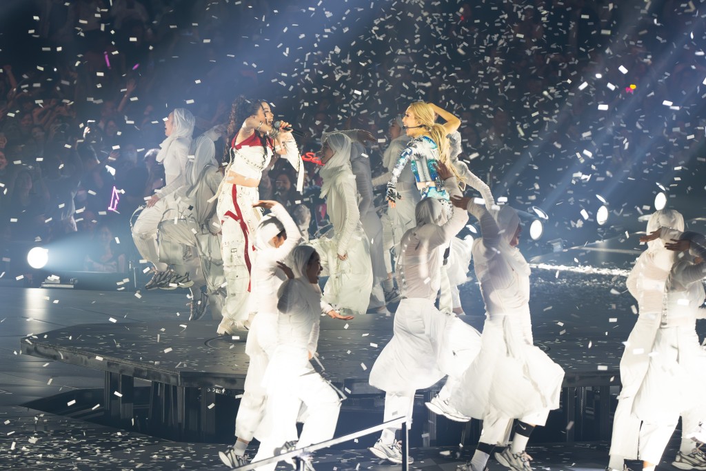 Sammi還邀請鍾舒漫、鍾舒祺兩姊妹與40位Dancers,唱跳《表演時間》。 Sammi還邀請鍾舒漫、鍾舒祺兩姊妹與40位Dancers,唱跳《表演時間》。