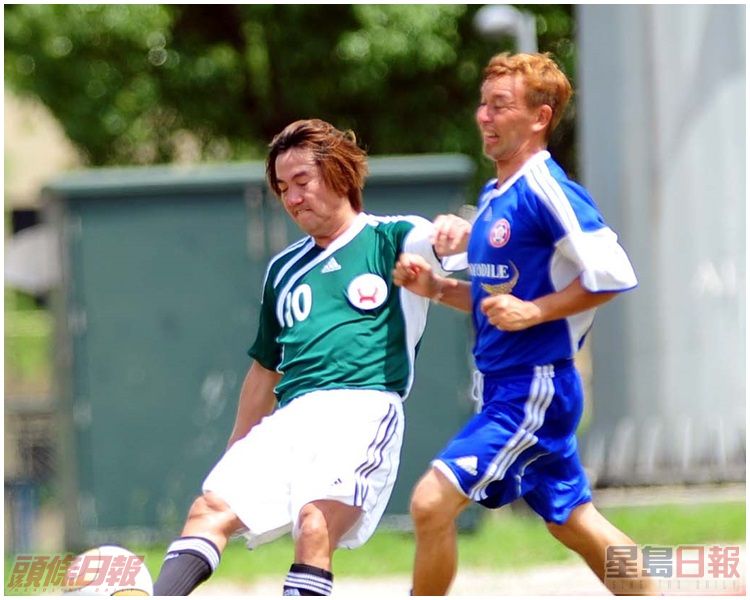香港足總為對黎新祥作崇敬致意,當年9月在體院舉行了「黎新祥紀念賽」。左起為譚兆偉、山度士。資料圖片