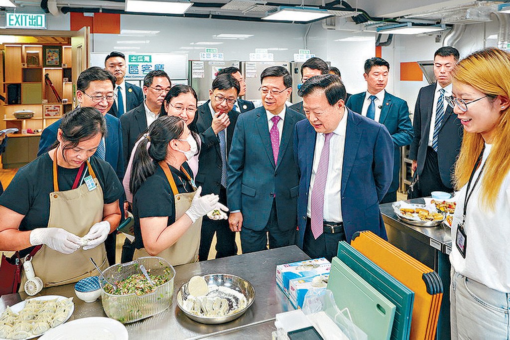 夏寶龍視察土瓜灣社區客廳設施。