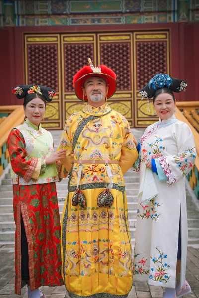 退休大媽包劇組翻拍甄嬛傳，把老公也帶上當皇帝。