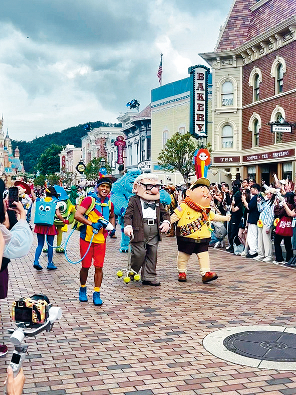 《冲天救兵》卡尔爷爷现身「Pixar水花大街派对」 。