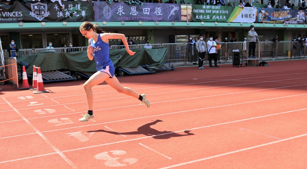 女拔萃徐穎恩於女子乙組400米初賽以破紀錄時間衝綫，遠遠拋離對手。陸永鴻攝