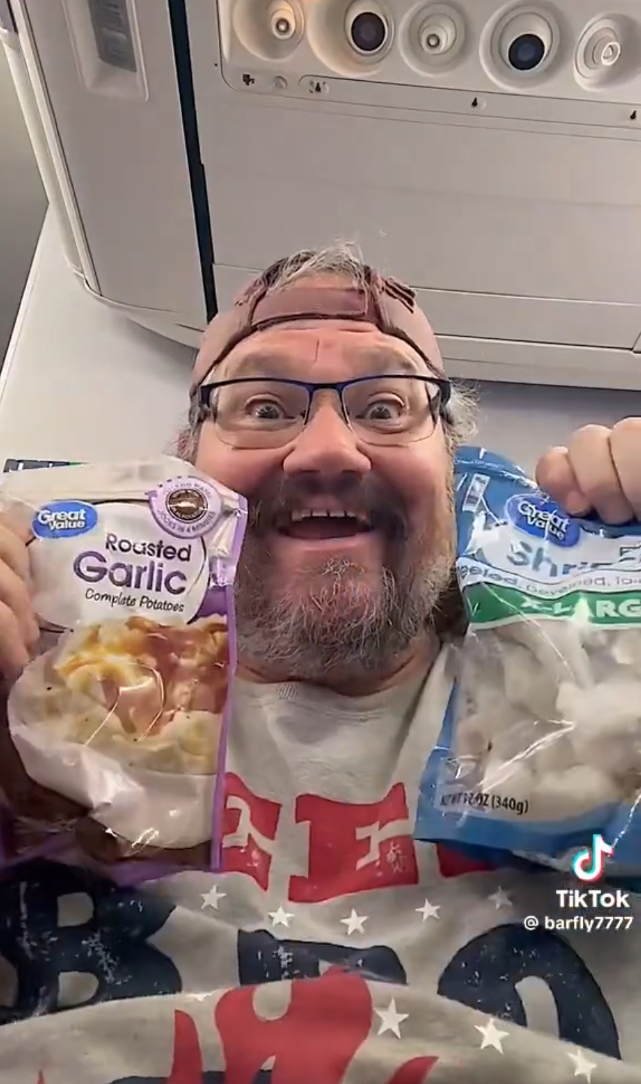「廁所廚神」barfly在飛機上取出速食薯蓉和冷凍蝦。 TikTok