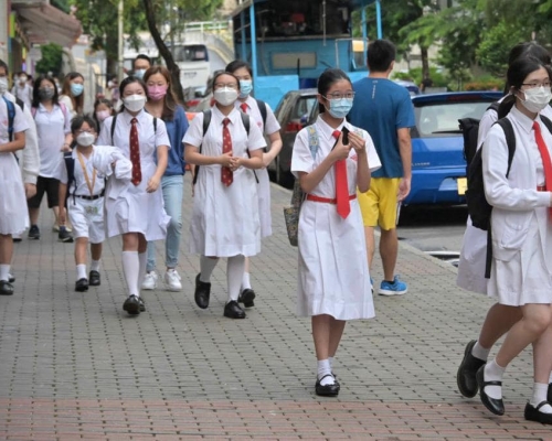 楊潤雄指已經有11所中學申請在個別級別恢復全日面授課堂。楊潤雄facebook圖片