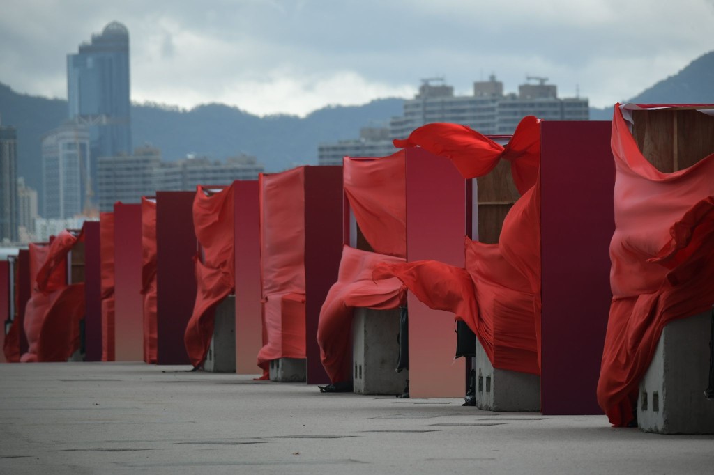 慶回歸活動的紅布被強風吹起。
