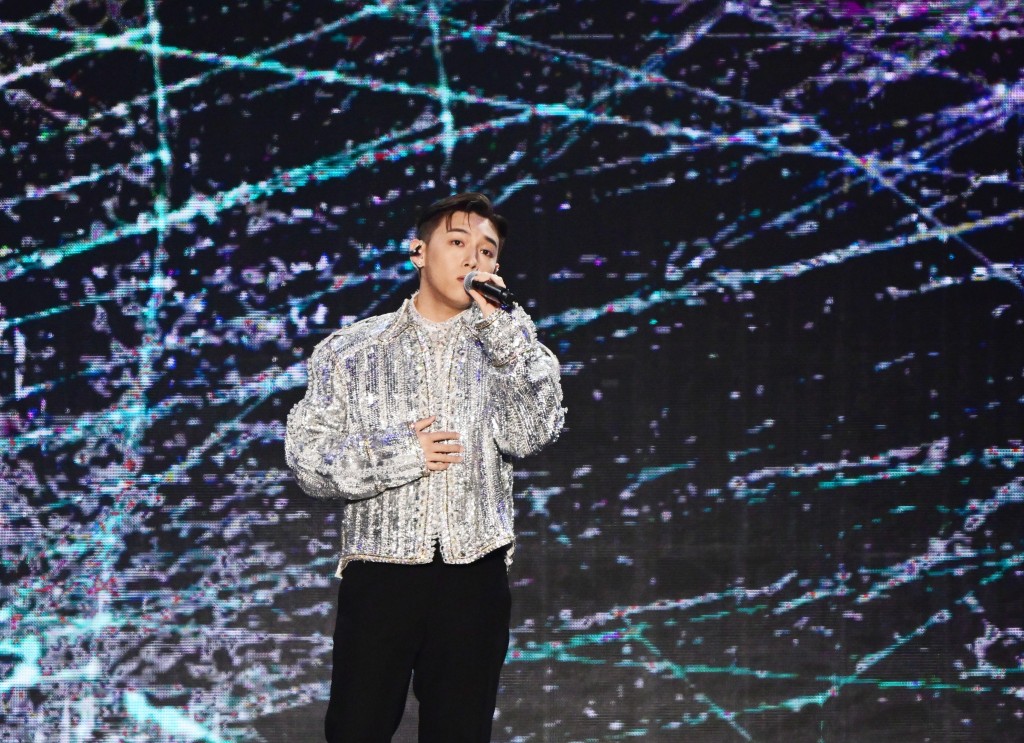 斥資319億元，興建6年的啟德體育園於3月開幕，主場館開幕禮，MC是表演嘉賓之一。