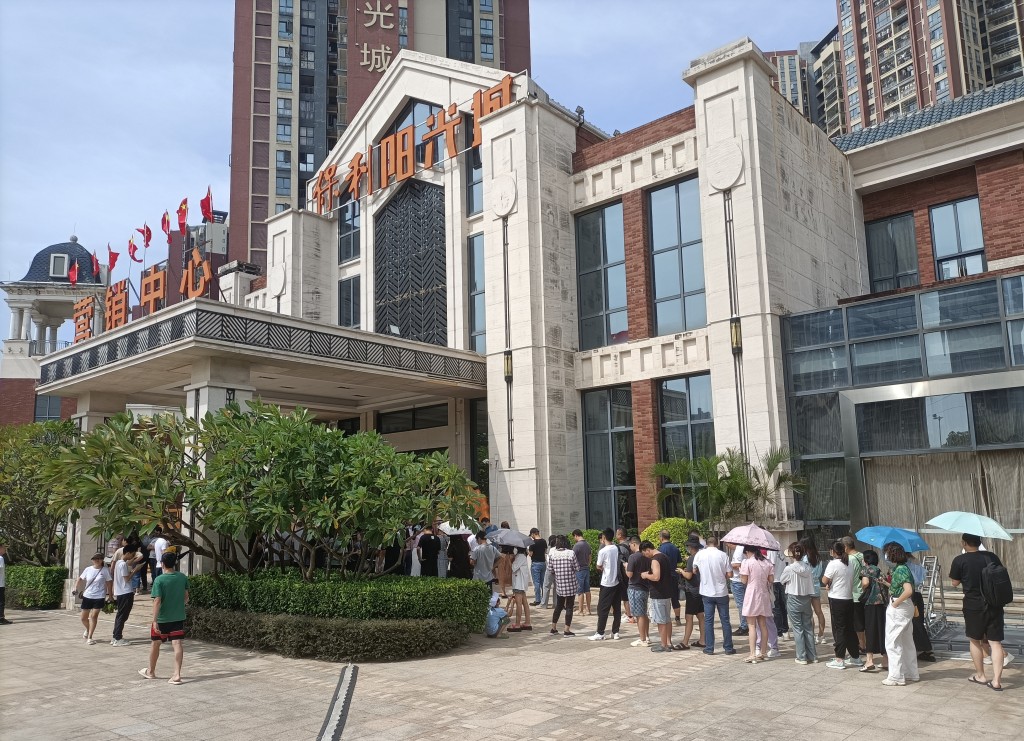 惠州保利陽光城半價賣房被下令停業整頓。微博