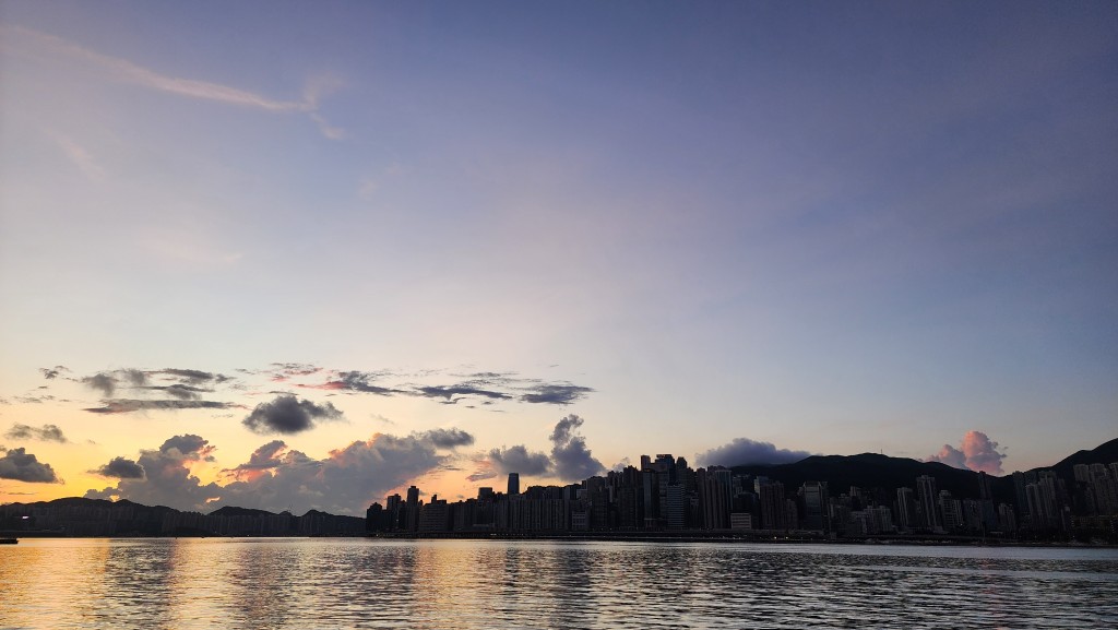間酷熱,市區最高氣溫約34度,新界再高一兩度。 間酷熱,市區最高氣溫約34度,新界再高一兩度。