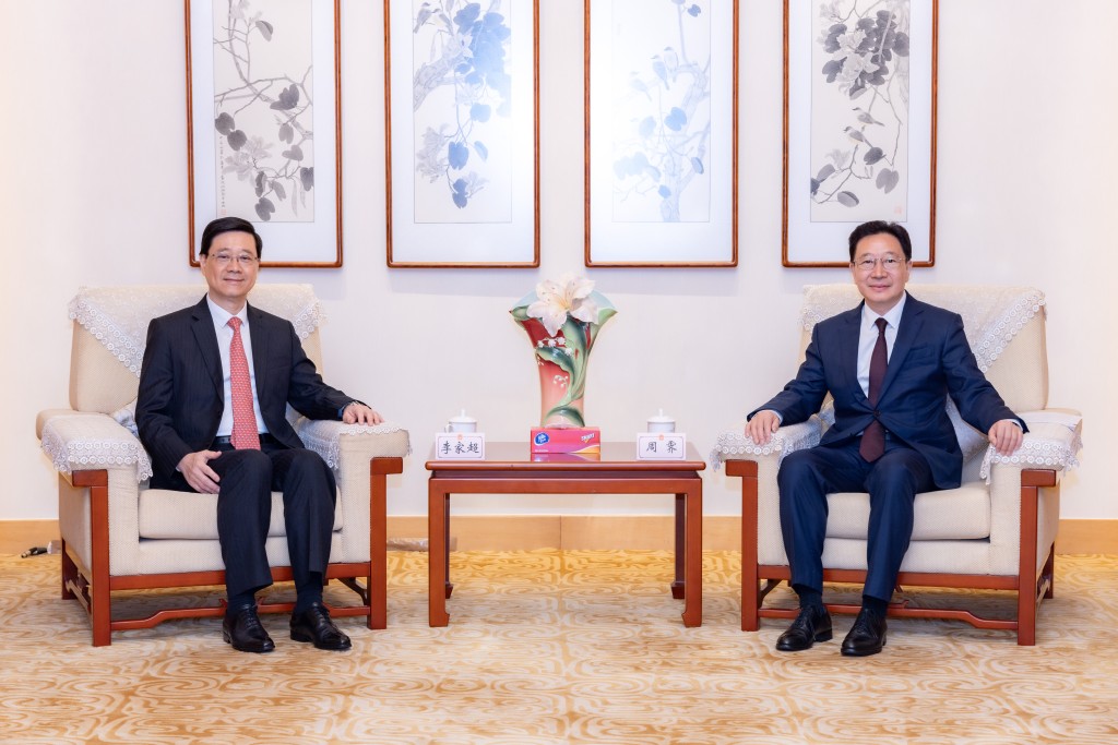 李家超與周霽（右）3日見面2次。中聯辦圖片