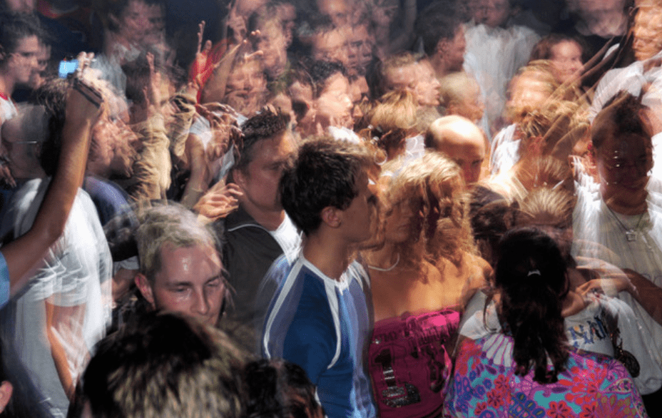 根据检方调查，亚伦前一晚与亲友参加了一场狂欢派对（rave party），并在期间吸食了包括迷幻药在内的多种毒品。Alamy 示意图