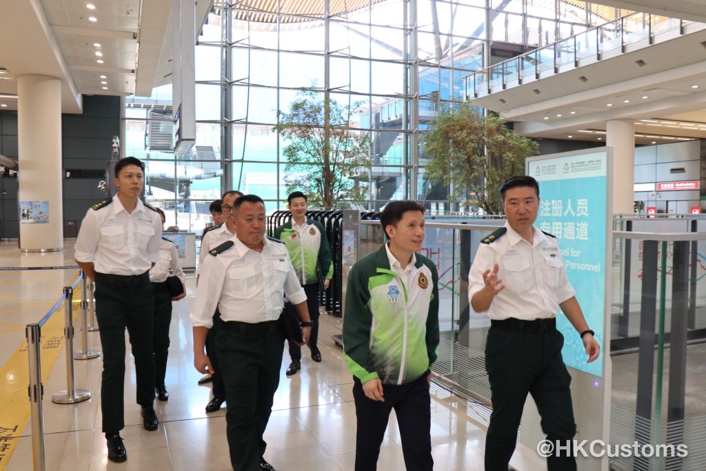 海關高層感謝前線人員靈活應對、全力配合國家盛事。 海關高層感謝前線人員靈活應對、全力配合國家盛事。